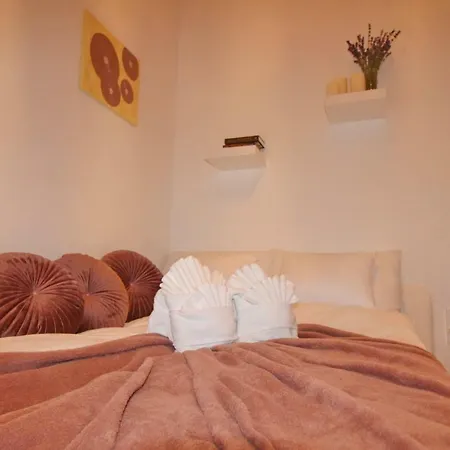 Castle Court Apartment *