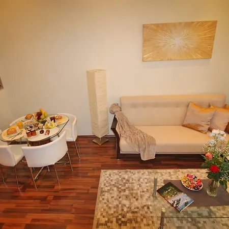 Castle Court Apartment *