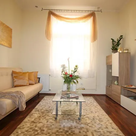 Castle Court Apartment *