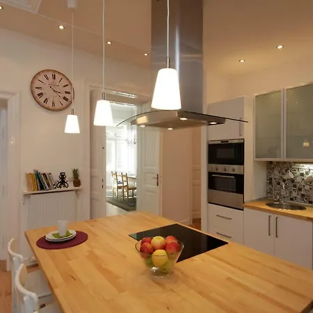 Urban Haven - 3 Beds, 3 Baths, Free Parking, Near Market Appartamento