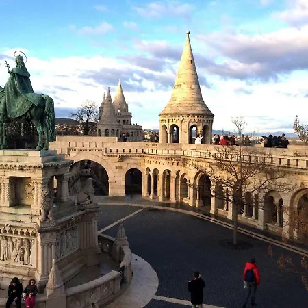 2 Between Of Chain Bridge, Cathedral, Parlament,castle Area Budapesta