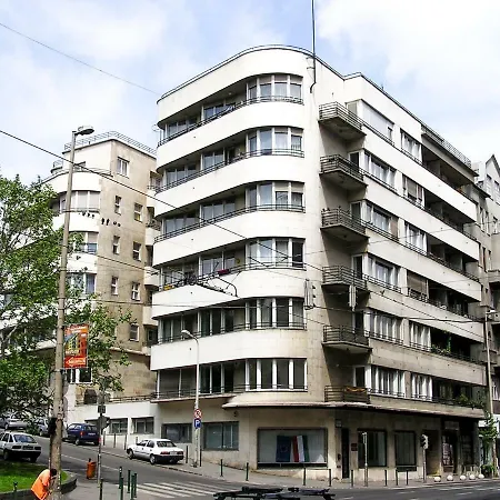 Bauhaus Icon: Spacious Fitness Flat In Central Buda *