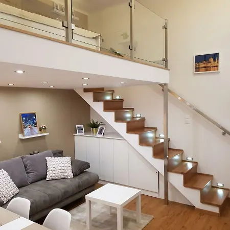 Renaissance Apartment *