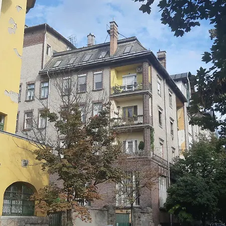 2 Bedroom Near Heroes Square