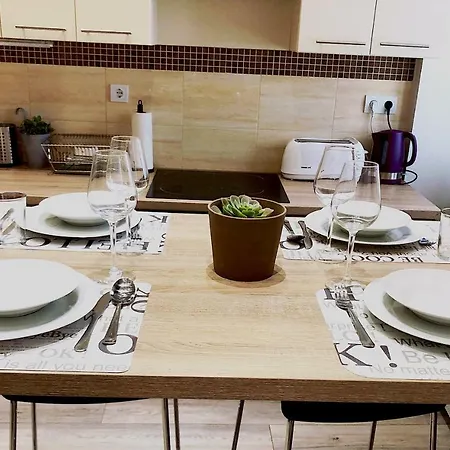 A9 Houseleek Astoria Apartment