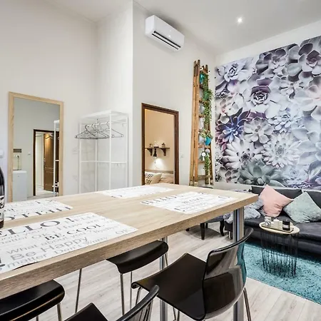 A9 Houseleek Astoria Apartment