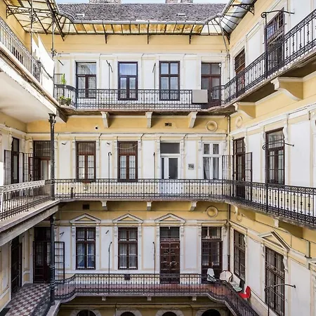 A9 Houseleek Astoria Apartment