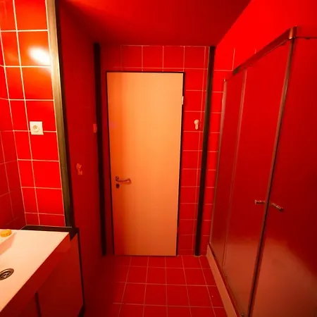 Hostal Nest *
