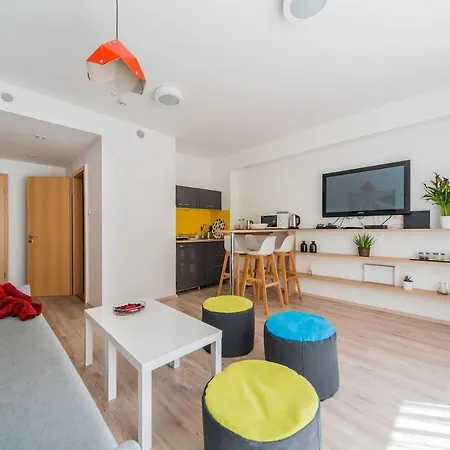 Modern Four Bedroom In Palace District Apartment