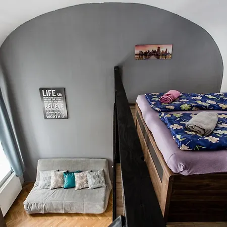 Mickey's Chain Bridge Apartament *