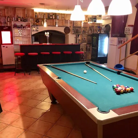 Whole Basement Former Pub3 For Bachelor / Bachelorette Party Appartement