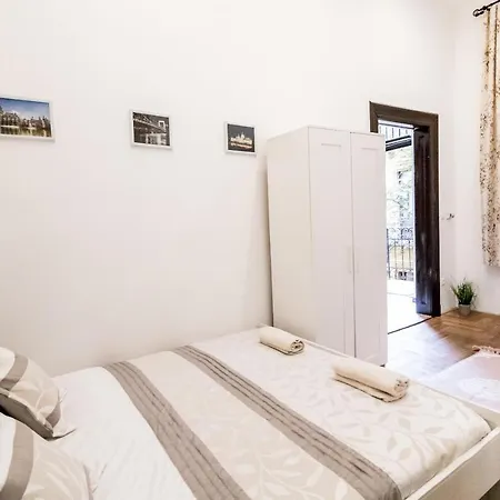 Real Klauzál Ii Budapest
