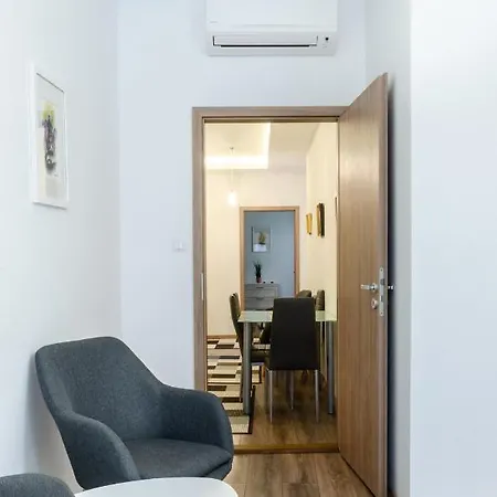 Apartment 3 En Bedroom Flat In The Main Centre For 6ppl, 3bdr,3bthr,ac
