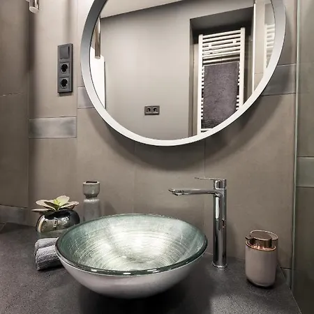 Hollo 3 Bedroom Downtown Apartment