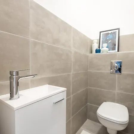 Hollo 3 Bedroom Downtown Apartment
