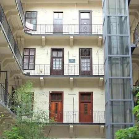 Lola Apartman *