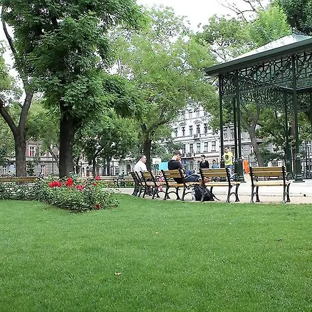 Lola Budapest