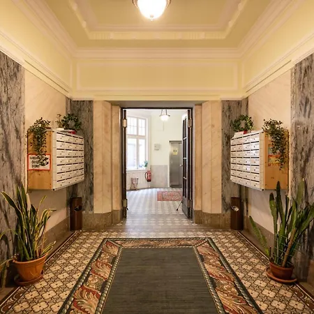 Stollar Apartment, Danube View شقة
