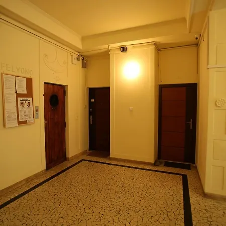 Castle Courtyard Hideaway Apartment