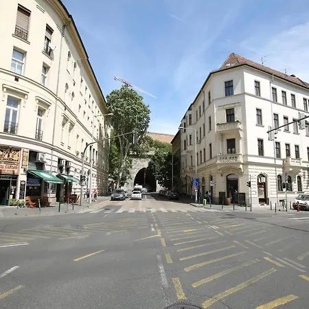 Castle Courtyard Hideaway Apartment Budapest