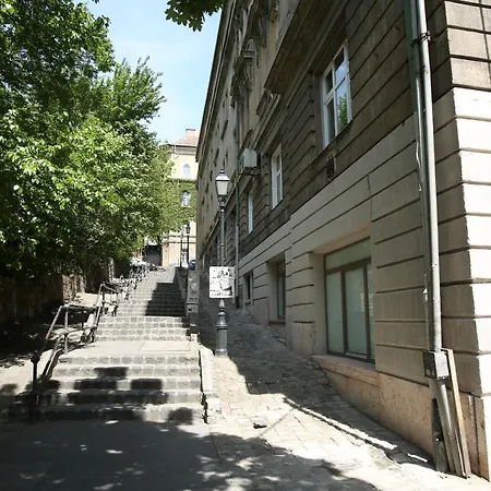Castle Courtyard Hideaway Apartment *