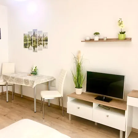 Sweet , 30sqm Studio, Free Private Parking, Mountain View, Balcony, 20 Min From Downtown Apartman