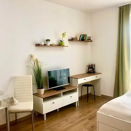 Apartman Sweet , 30sqm Studio, Free Private Parking, Mountain View, Balcony, 20 Min From Downtown *