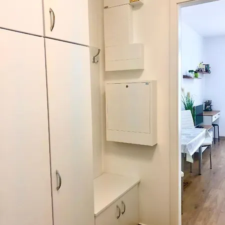 Sweet , 30sqm Studio, Free Private Parking, Mountain View, Balcony, 20 Min From Downtown Apartman
