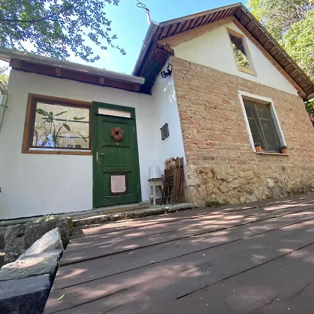 Дом отдыха Rustic & Garden Retreat On Buda Hilltop