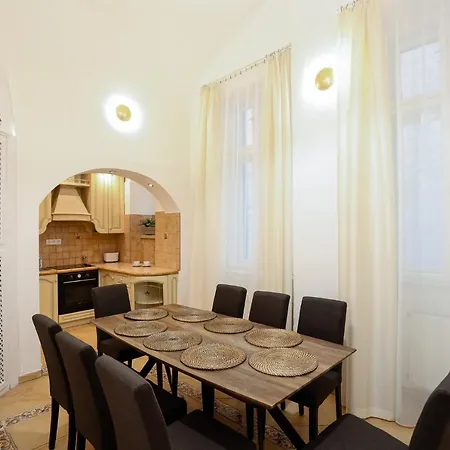 Chain Bridge Center Dorothea Apartment
