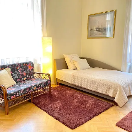 Central Vintage Residency - Balcony & Ac Apartment