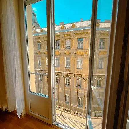 King One In The Center - Netflix Budapešť