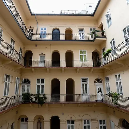 Chain Bridge Center Dorothea Apartment Budapest