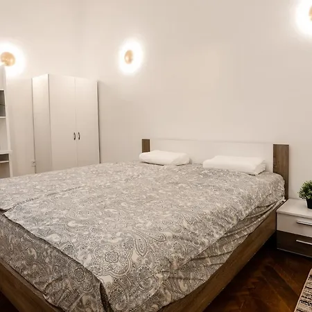 Apartment Chain Bridge Center Dorothea