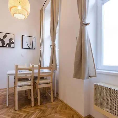 Cozy Studio In Famous Street Apartment *