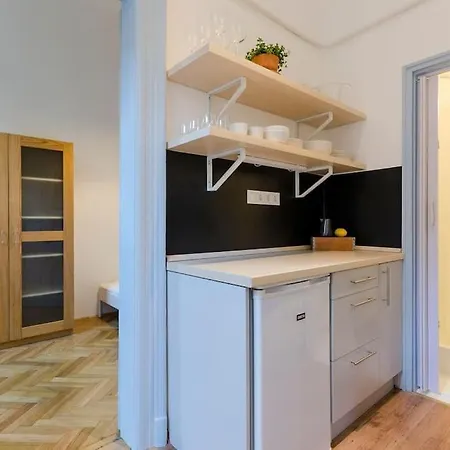 Cozy Studio In Famous Street Apartment