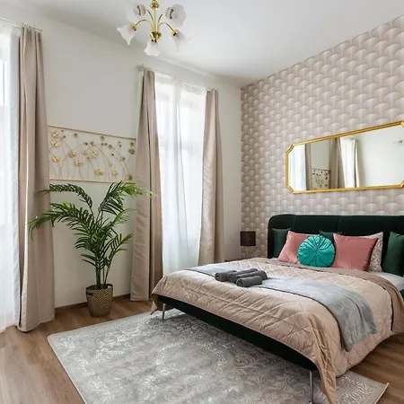Explore From A Luxurious Cozy דירה בודפשט
