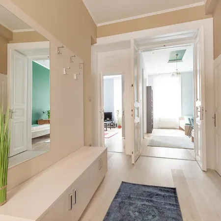 F24 Ferenc Apartment *