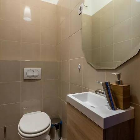 Explore From A Luxurious Cozy בודפשט