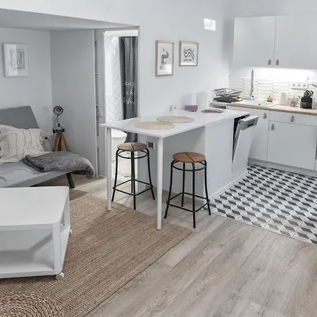 Orangehomes H27 Calm Studio In The City Center Apartment
