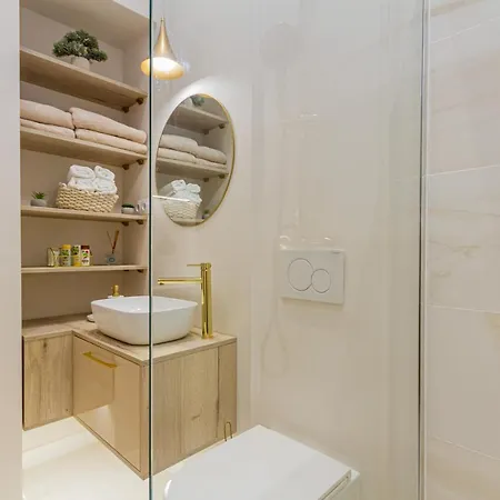Luxury Apartment *