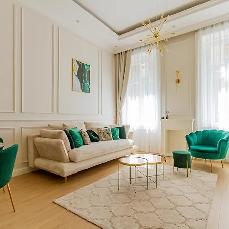 Luxury Apartment *