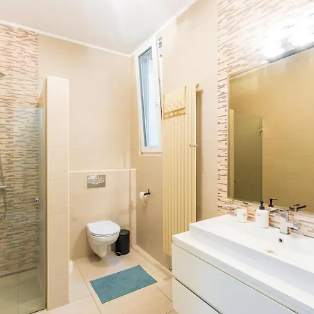 Vibrant And Spacious Downtown Flat *