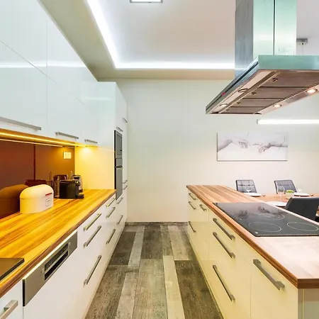Vibrant And Spacious Downtown Flat