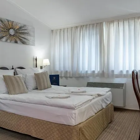 Opera16 Guestrooms Penzion