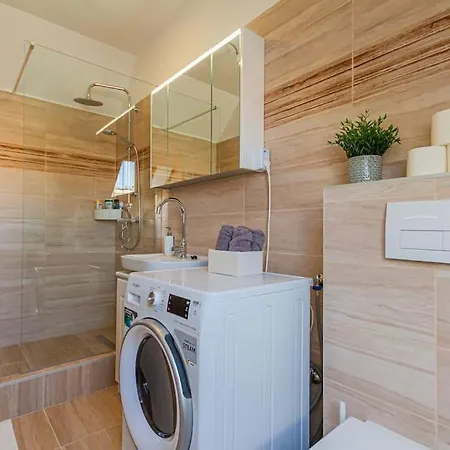Roomy 80sqm At Center Free Parking Space, Ac & Balcony, Separate Ac In Four דירה *