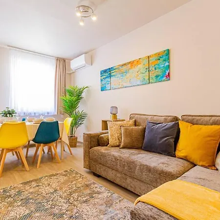 דירה Roomy 80sqm At Center Free Parking Space, Ac & Balcony, Separate Ac In Four