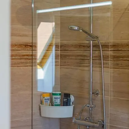 Roomy 80sqm At Center Free Parking Space, Ac & Balcony, Separate Ac In Four * בודפשט