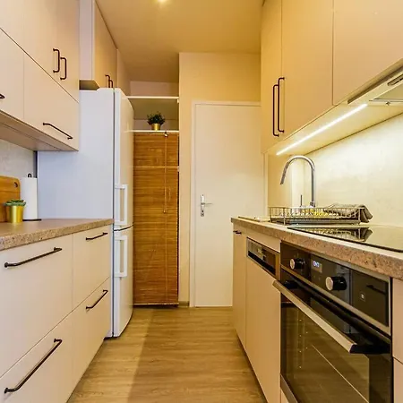 דירה Roomy 80sqm At Center Free Parking Space, Ac & Balcony, Separate Ac In Four *