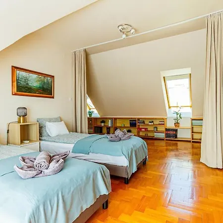 Roomy 80sqm At Center Free Parking Space, Ac & Balcony, Separate Ac In Four דירה